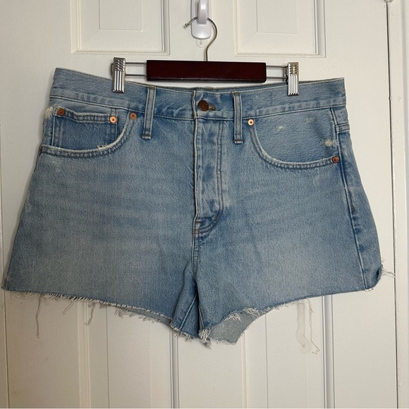 NWT Madewell Relaxed Denim Shorts Size 28 High Waisted Raw Edge Hem Light Wash - Picture 2 of 6